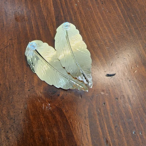 Zara curvy leaf earrings - Picture 6 of 6